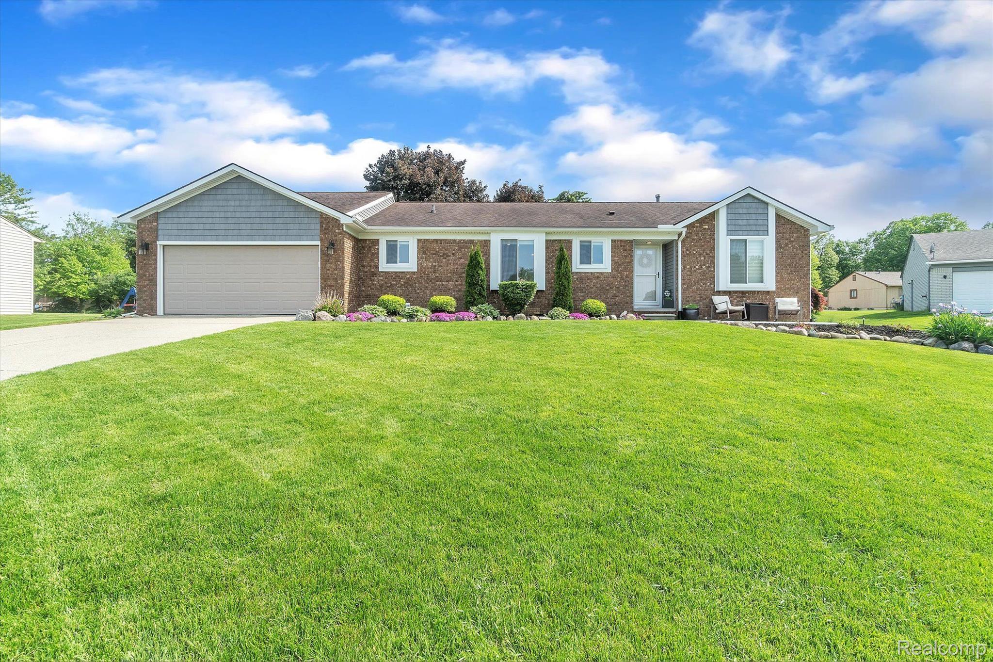 599 Ridge Road Walled Lake, MI 48390 - Photo 3 of 42 Gallery Image 3