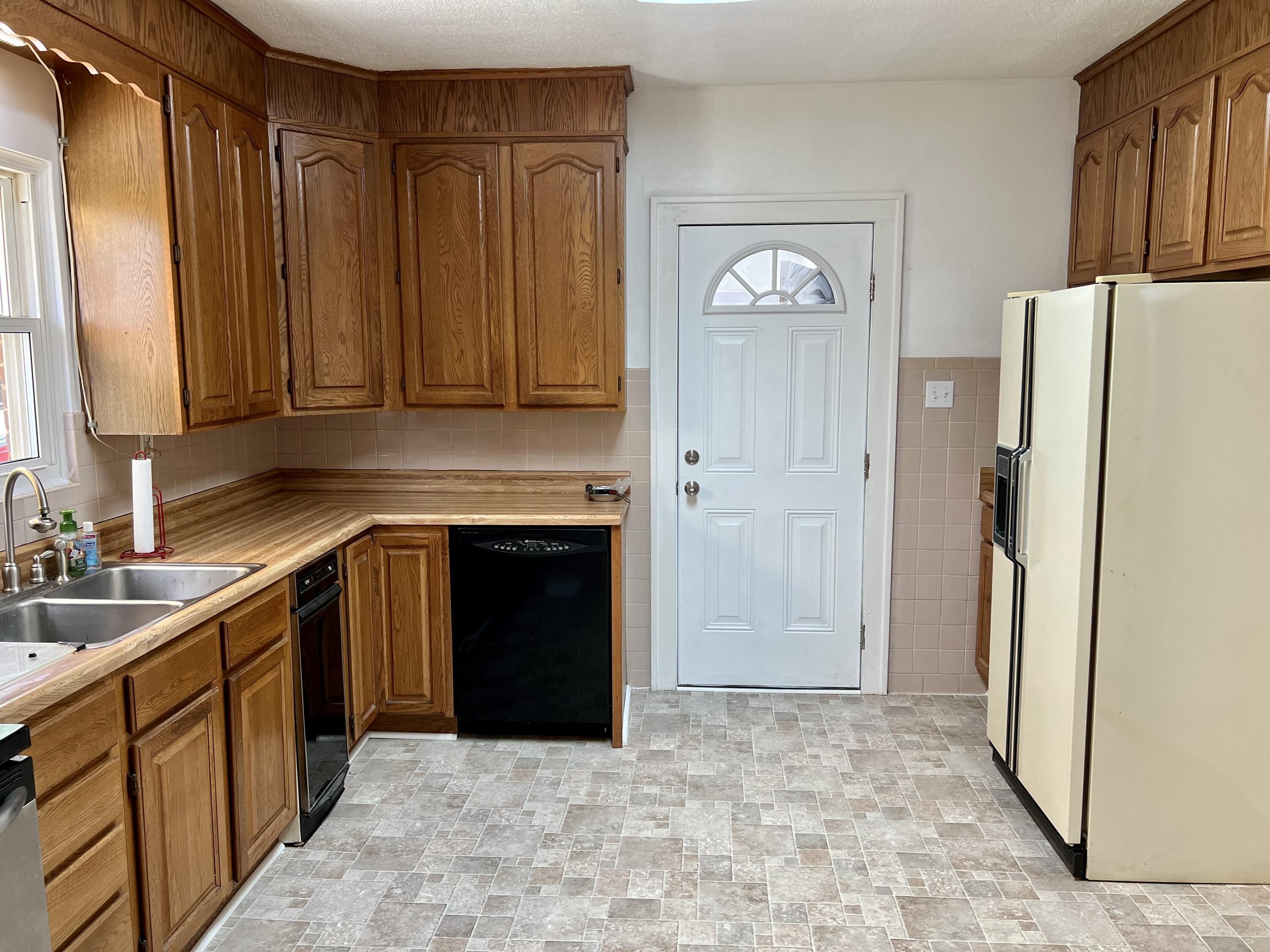 2420 Sharon Road Northeast Roanoke, VA 24012 - Photo 12 of 22 AE9411D6-ABF5-4CDB-9445-EE6AFC7A0556