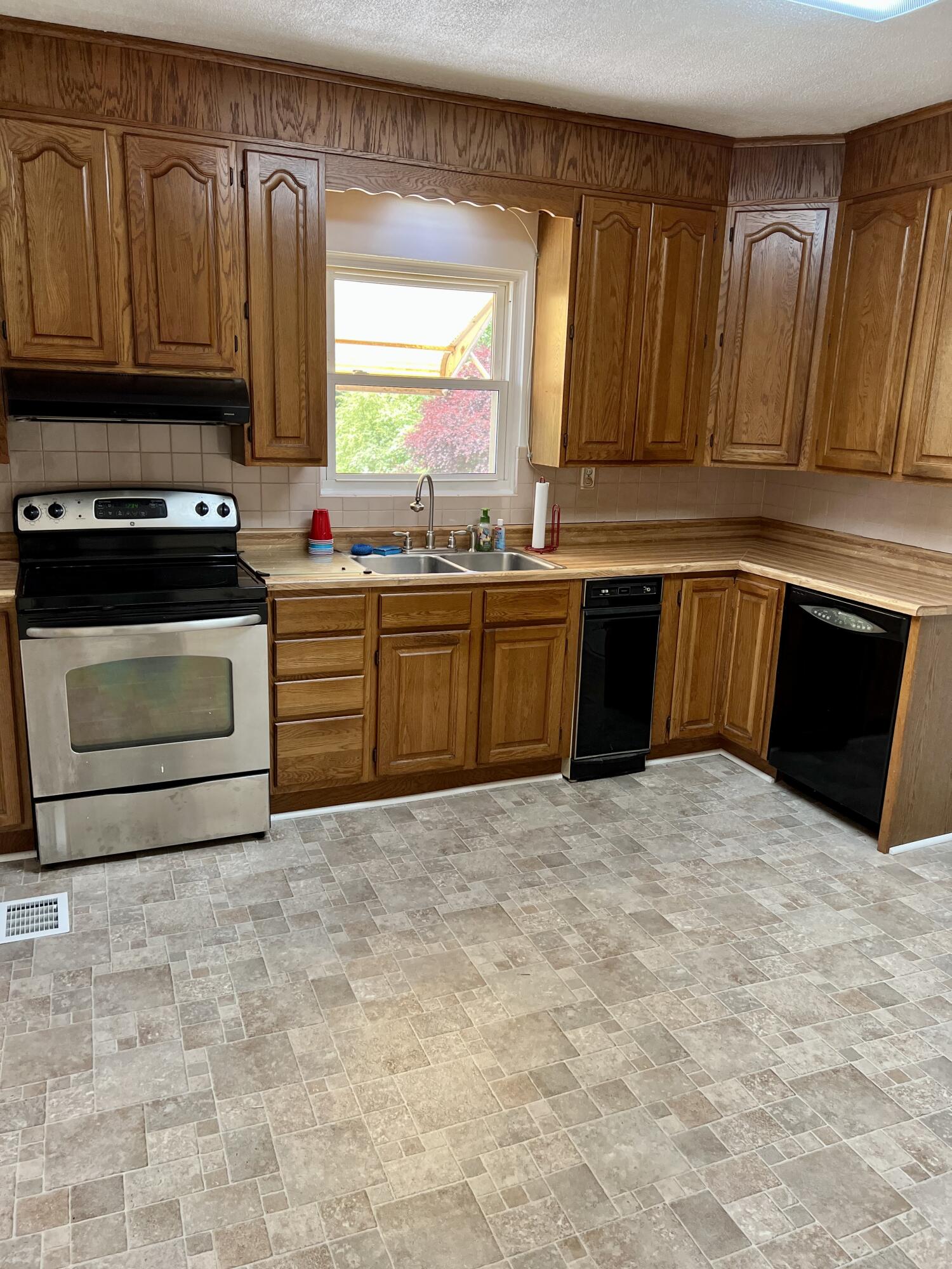 2420 Sharon Road Northeast Roanoke, VA 24012 - Photo 13 of 22 79D0F727-3DA2-425C-9340-C8ED90C2FDB6