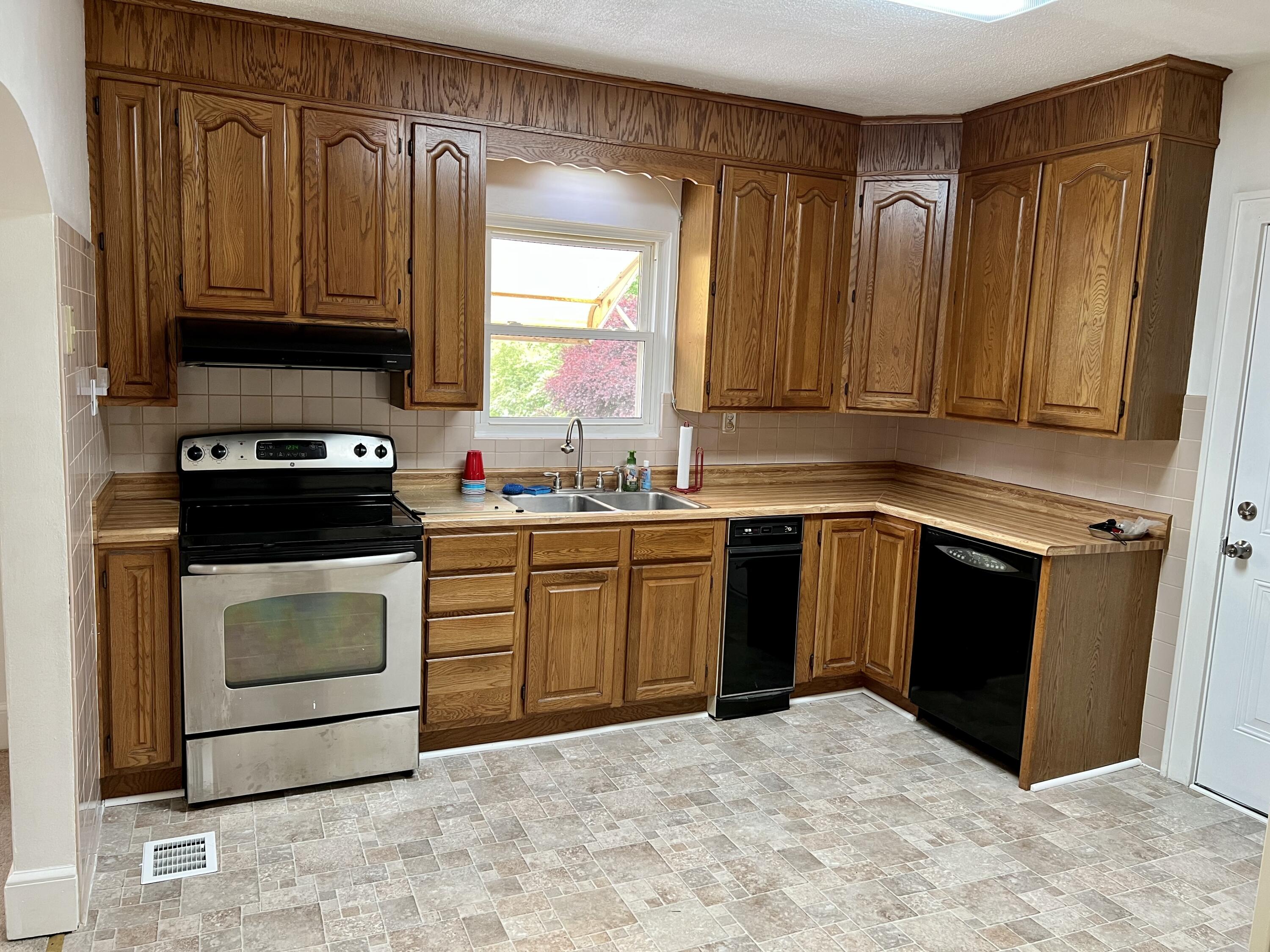 2420 Sharon Road Northeast Roanoke, VA 24012 - Photo 14 of 22 B28CAA28-1273-4F50-B594-F8F4FA8A1347