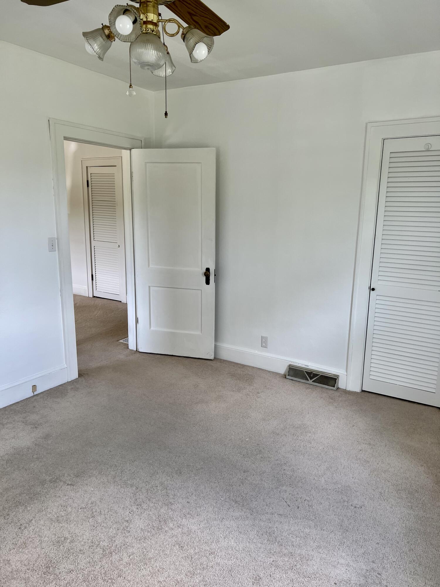 2420 Sharon Road Northeast Roanoke, VA 24012 - Photo 4 of 22 E6560471-96D9-4254-9C58-250BD5D2AD27