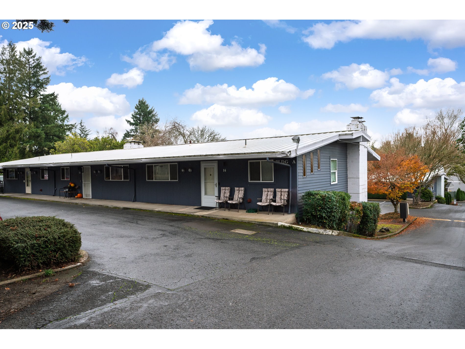 10090 Southwest Beaverton Hillsdale Highway, Unit 16 Beaverton, OR 97005 - Photo 33 of 39 a front view of a house with a garden