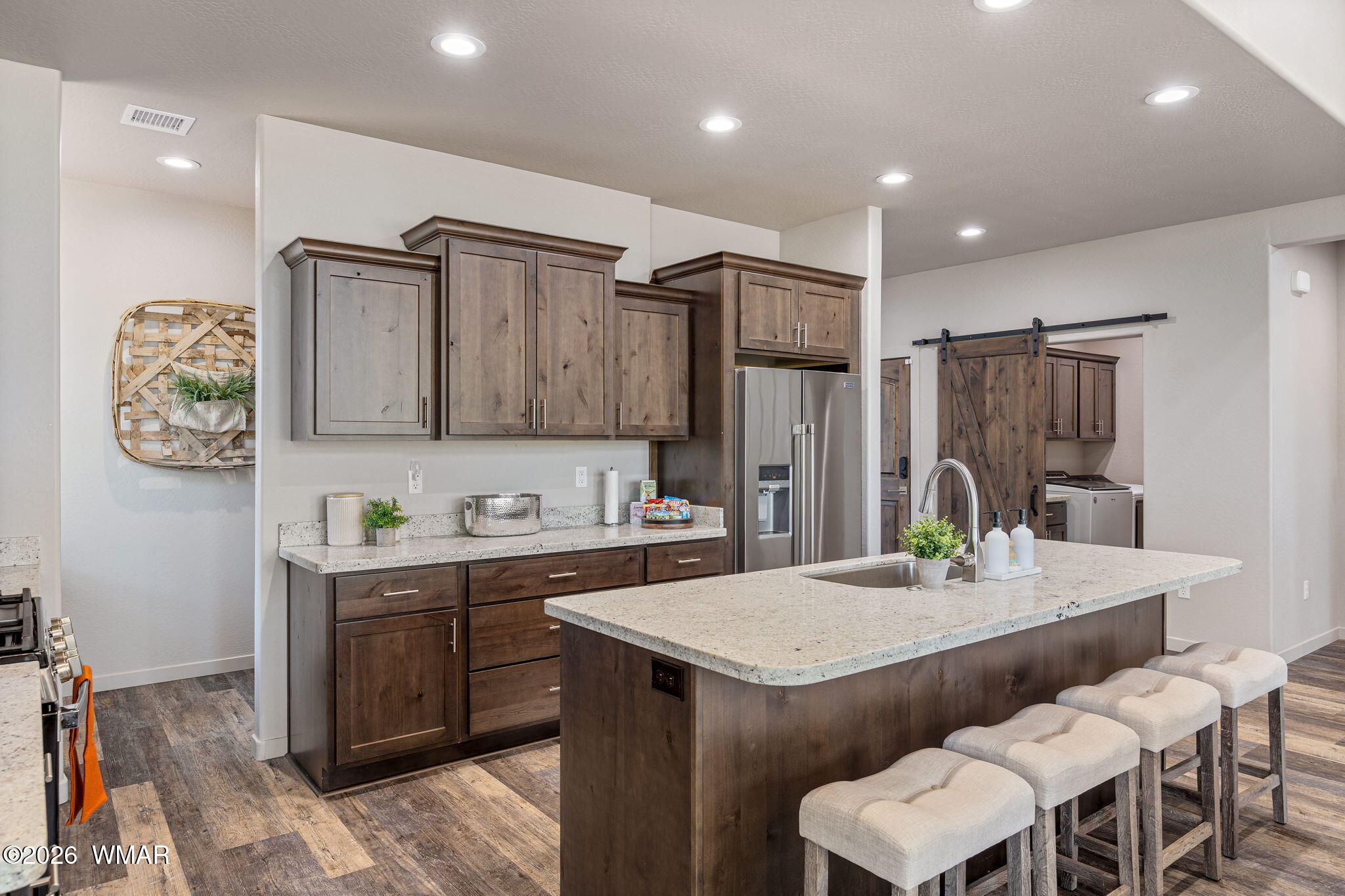 3161 North Eagle Landing Road Show Low, AZ 85901 - Photo 8 of 32 a kitchen with a table and chairs