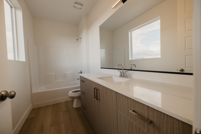 2759 Becco Trail, Unit 16 St. George, UT 84770 - Photo 9 of 42 Bathroom featuring vanity, bathing tub / shower combination, light wood-style flooring, and plenty of natural light