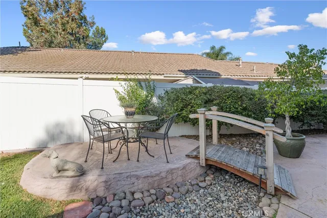 a view of entryway with garden