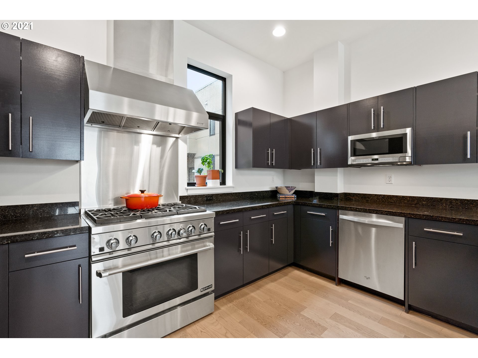 1608 Northwest Riverscape Street Portland, OR 97209 - Photo 9 of 26 Gallery Image 9