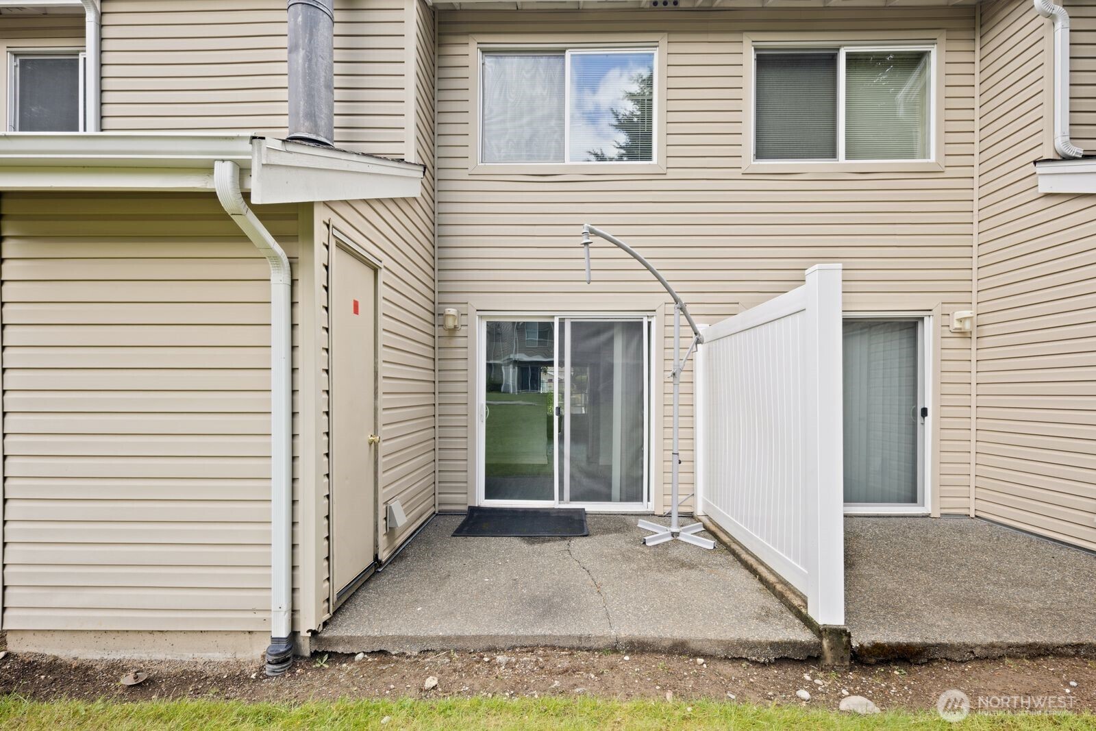 2100 South 336th Street, Unit G3 Federal Way, WA 98003 - Photo 25 of 27 a view of a house with backyard