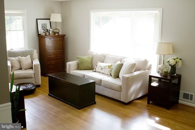 404 Marshall Road Southwest Vienna, VA 22180 - Photo 5 of 18 Living Room