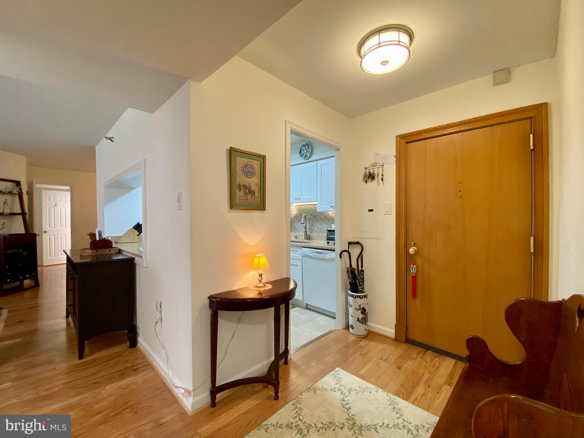 1301 North Courthouse Road, Unit 812 Arlington, VA 22201 - Photo 3 of 44 Foyer