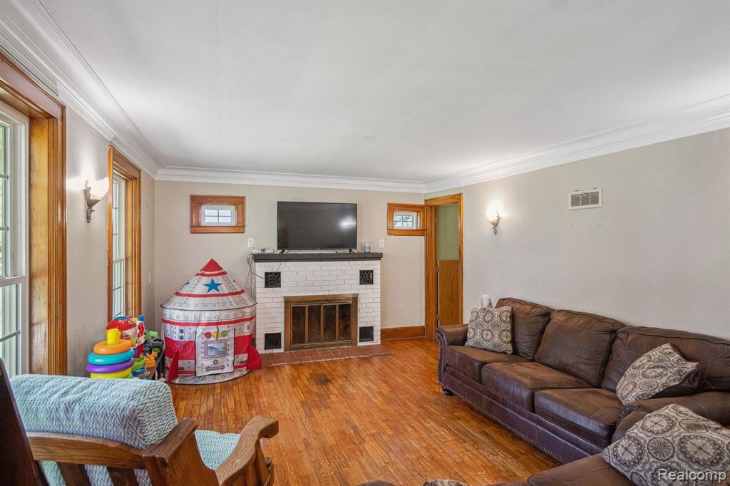 9392 Faussett Road Fenton, MI 48430 - Photo 4 of 34 Gallery Image 4