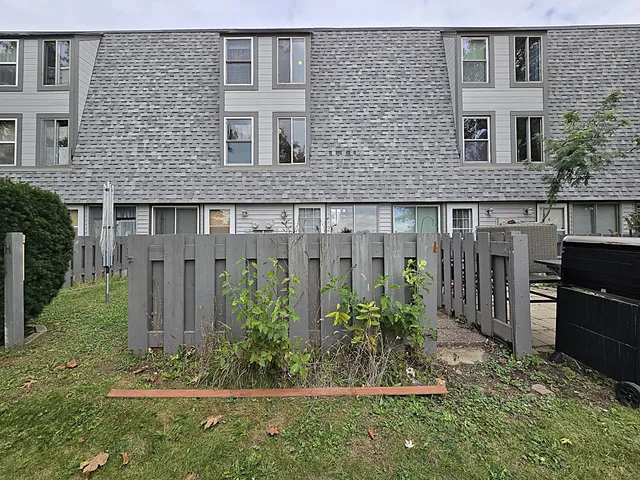 $179,900 | 1522 Big Bend Road, Unit G, Waukesha, WI 53189