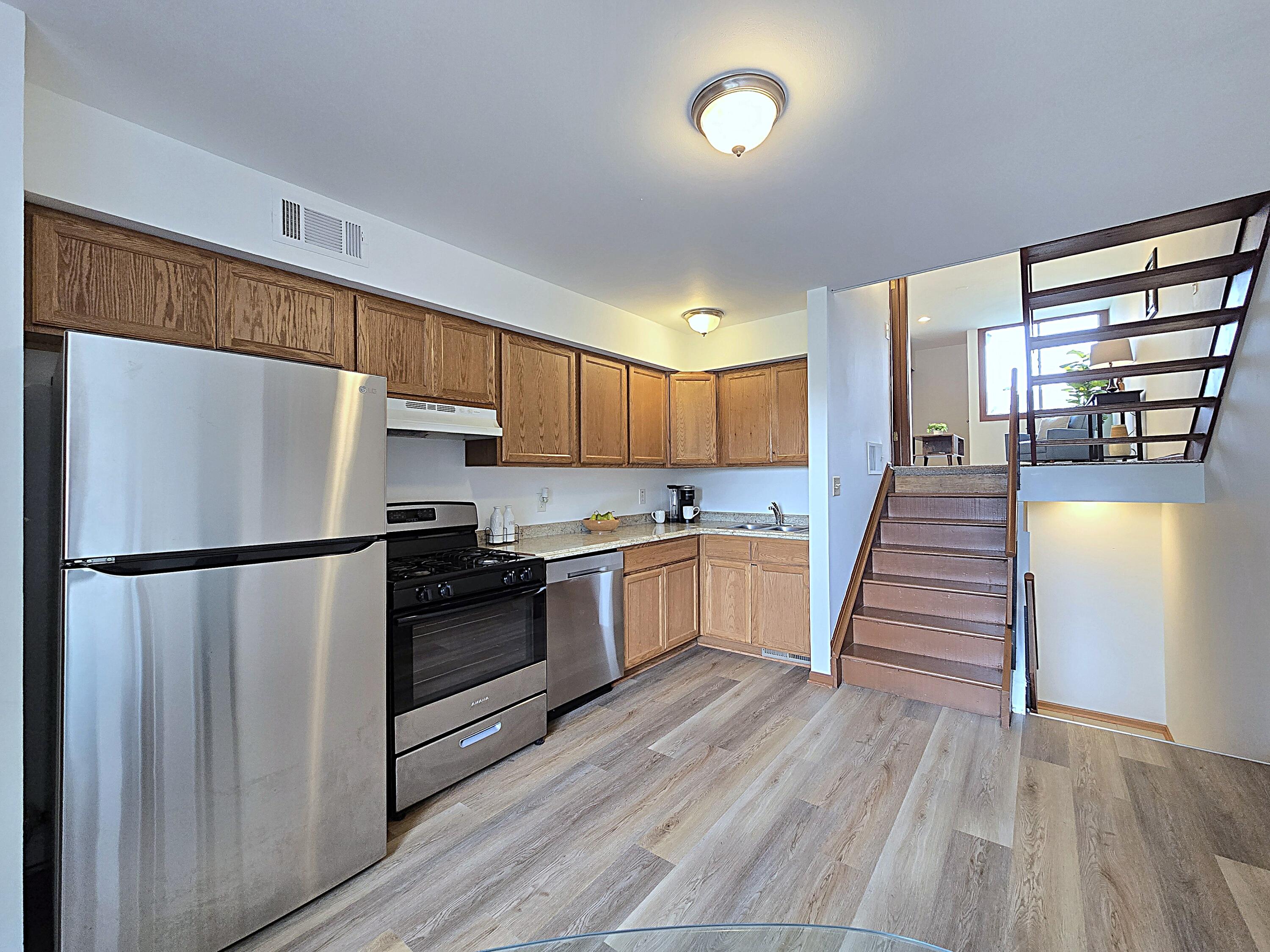 1522 Big Bend Road, Unit G Waukesha, WI 53189 - Photo 4 of 31 Kitchen