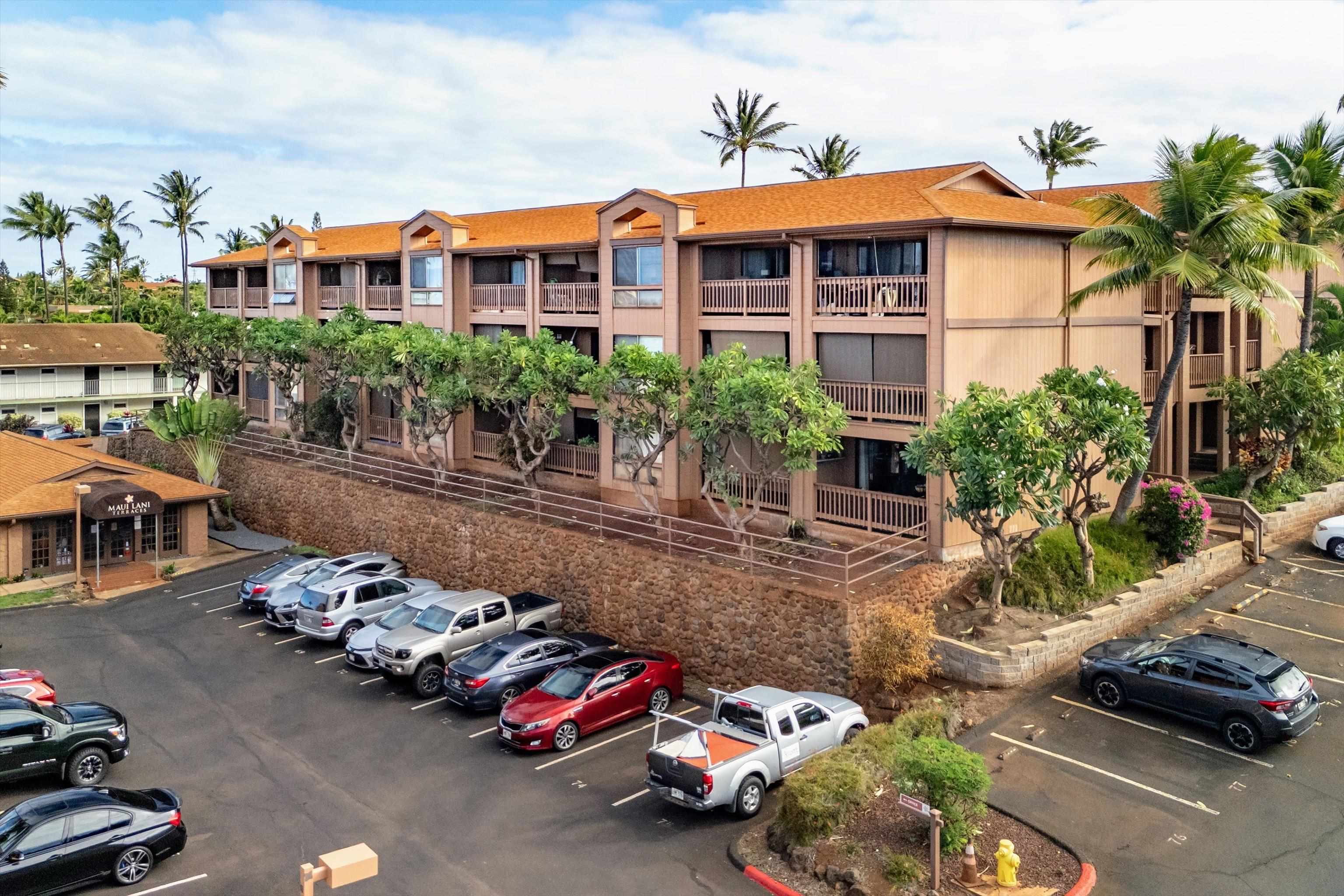 3740 Lower Honoapiilani Road, Unit C102 Lahaina, HI 96761 - Photo 22 of 50 a front view of a house with lots of cars parked