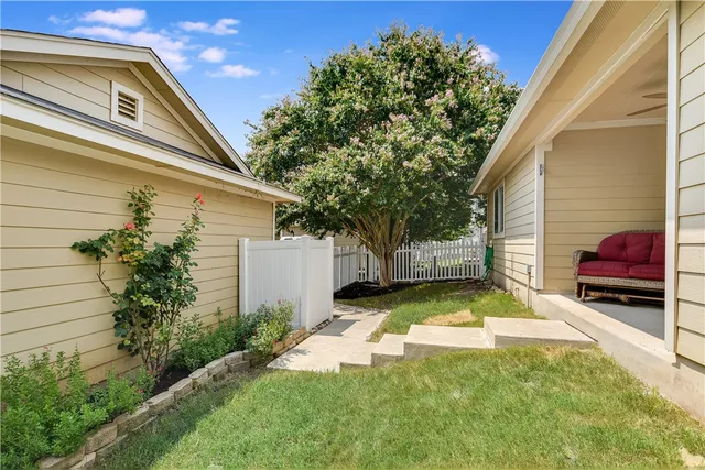 a view of backyard of the house