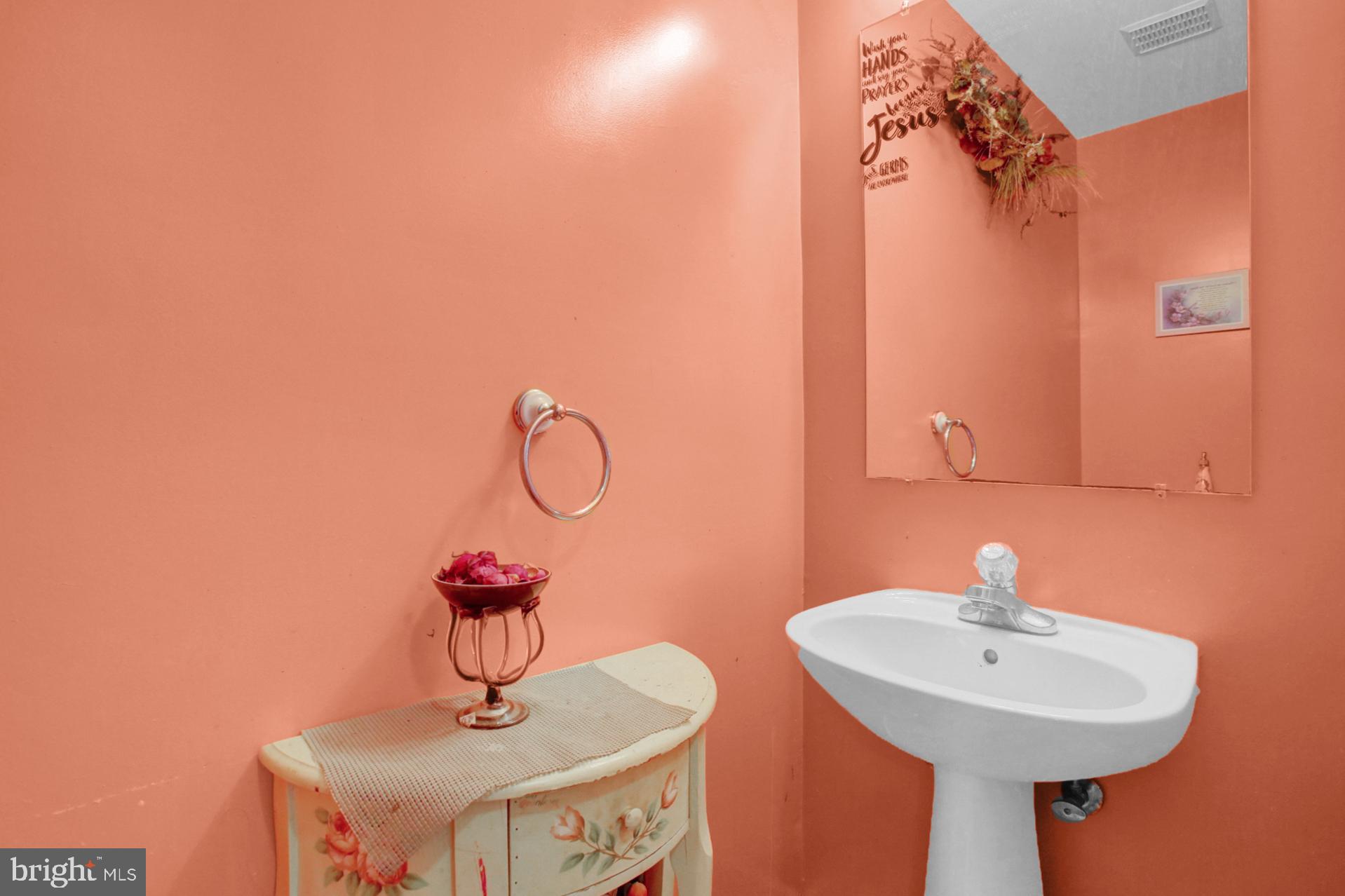 36 Hayden Circle Reading, PA 19606 - Photo 5 of 29 First floor bath