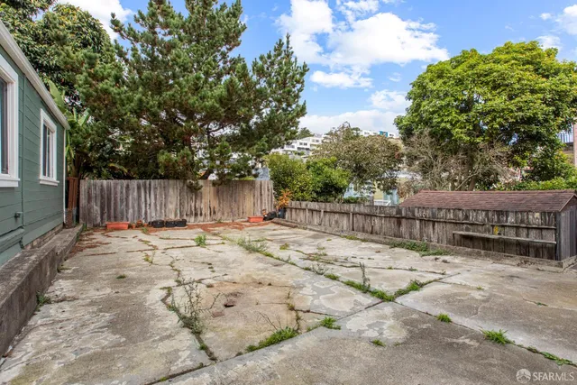 a view of a backyard