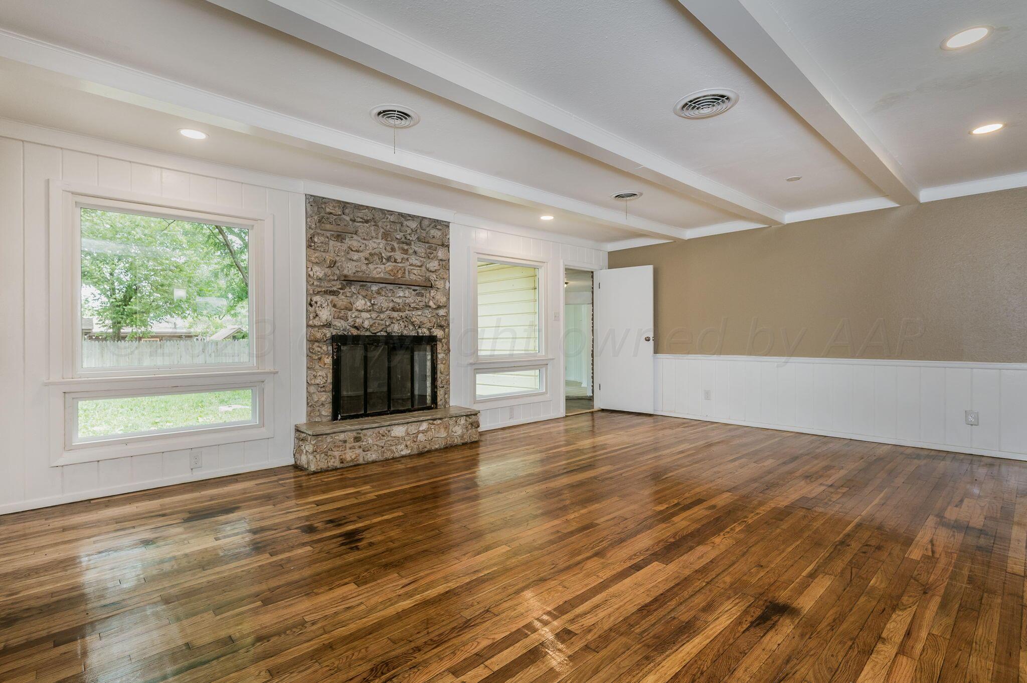 3610 South Austin Street Amarillo, TX 79109 - Photo 4 of 20 Living Room-2