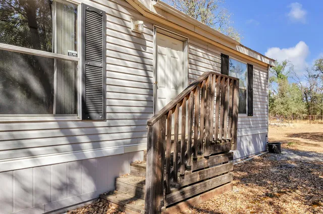 a view of a back yard of the house