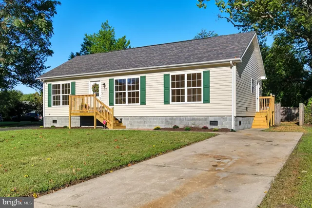 a view of a house with a backyard