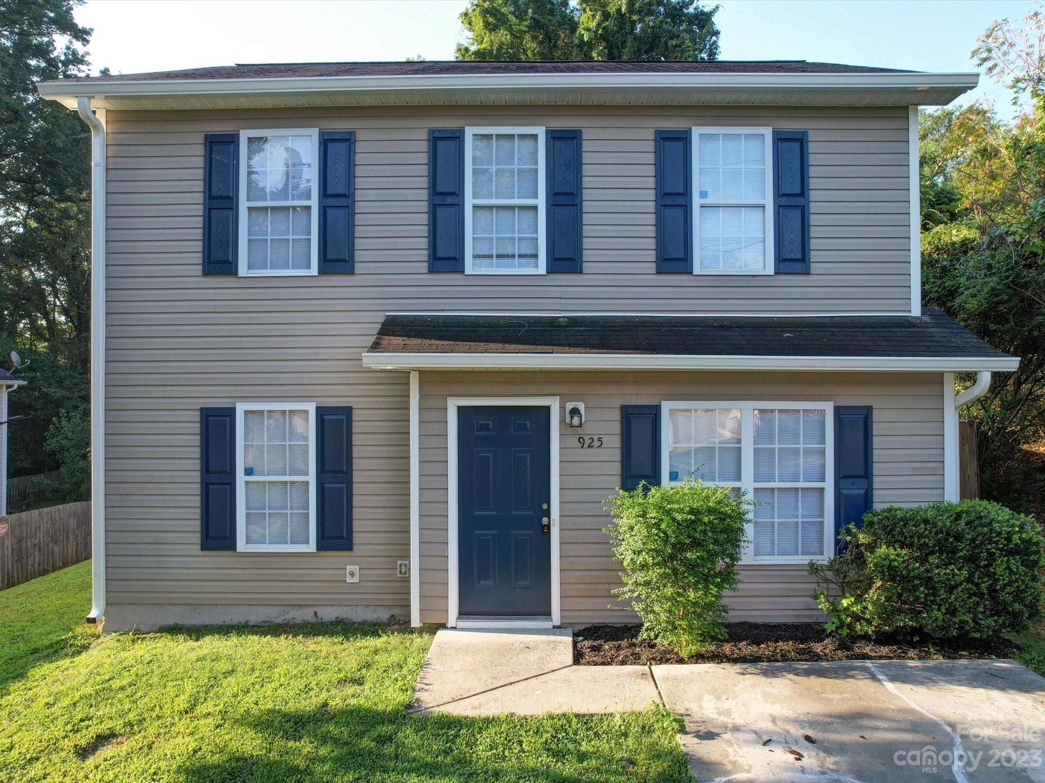 925 Key Street Charlotte, NC 28208 - Photo 1 of 41 a front view of house with yard