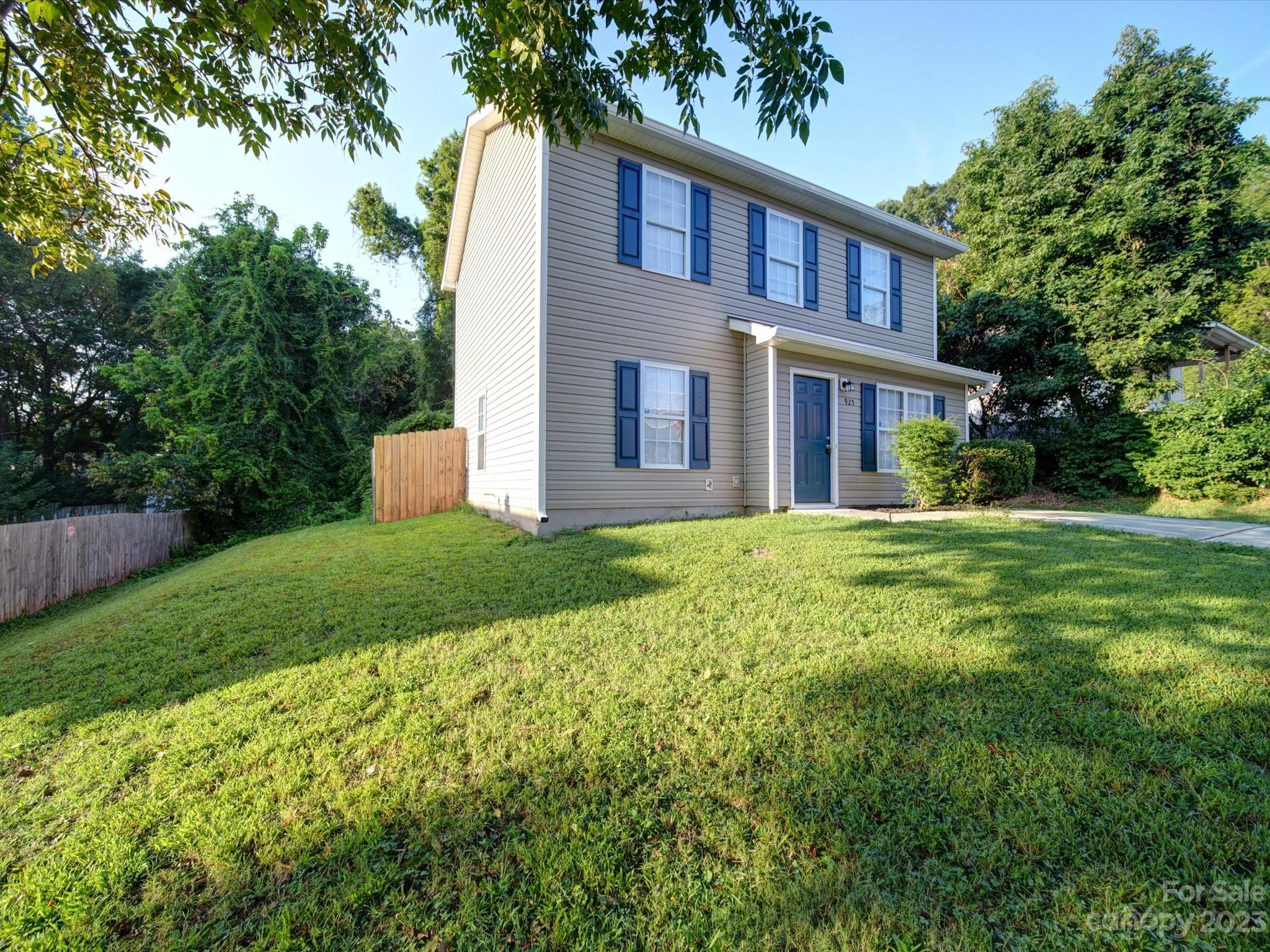 925 Key Street Charlotte, NC 28208 - Photo 3 of 41 a front view of a house with garden
