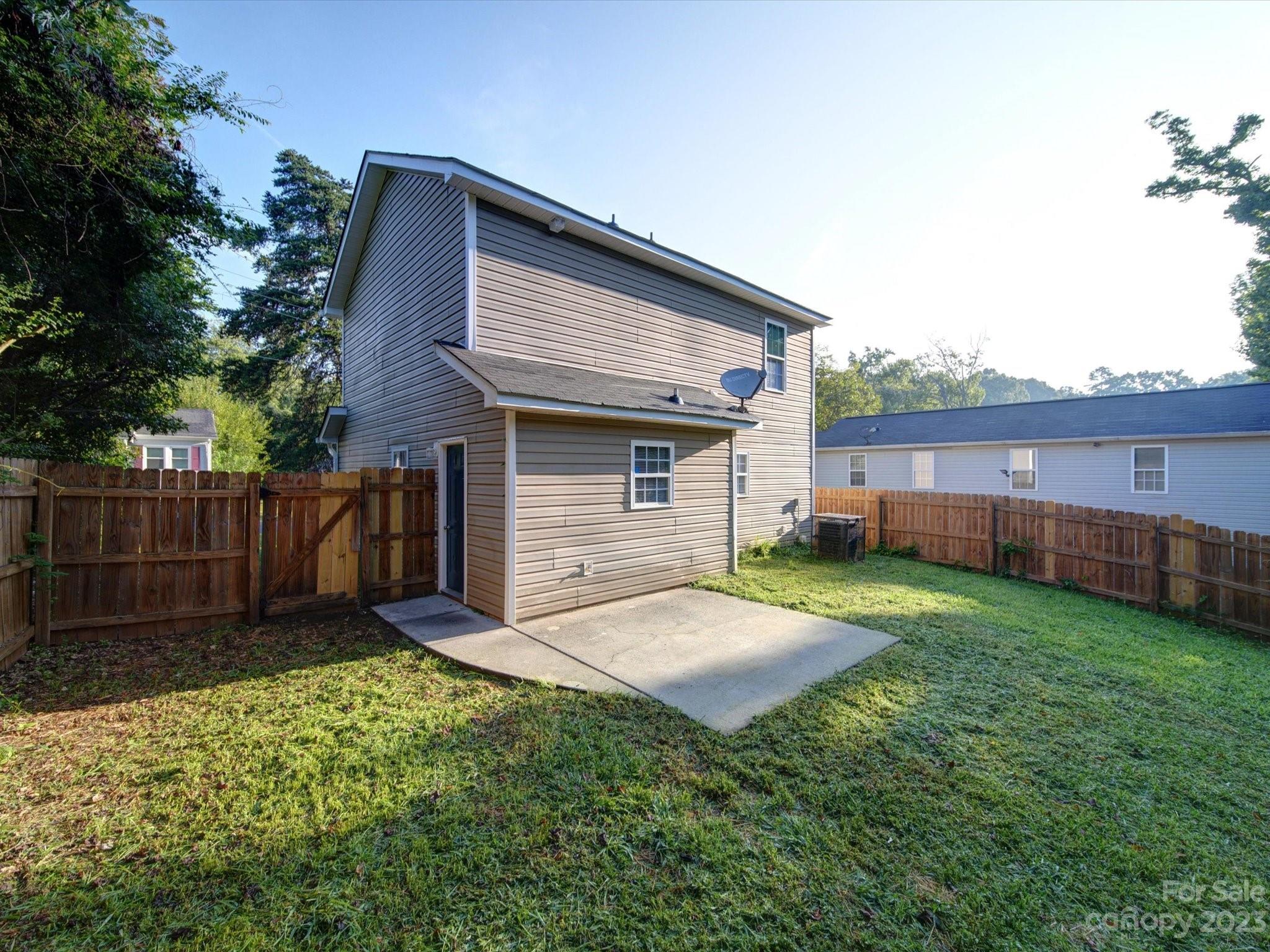 925 Key Street Charlotte, NC 28208 - Photo 5 of 41 a view of a backyard of the house