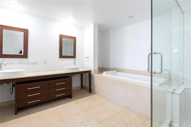 $5,300 | 465 Brickell Avenue, Unit 1705, Miami, FL 33131