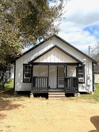 $99,999 | 708 North Wharton Street, El Campo, TX 77437