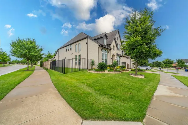 a view of a house with backyard