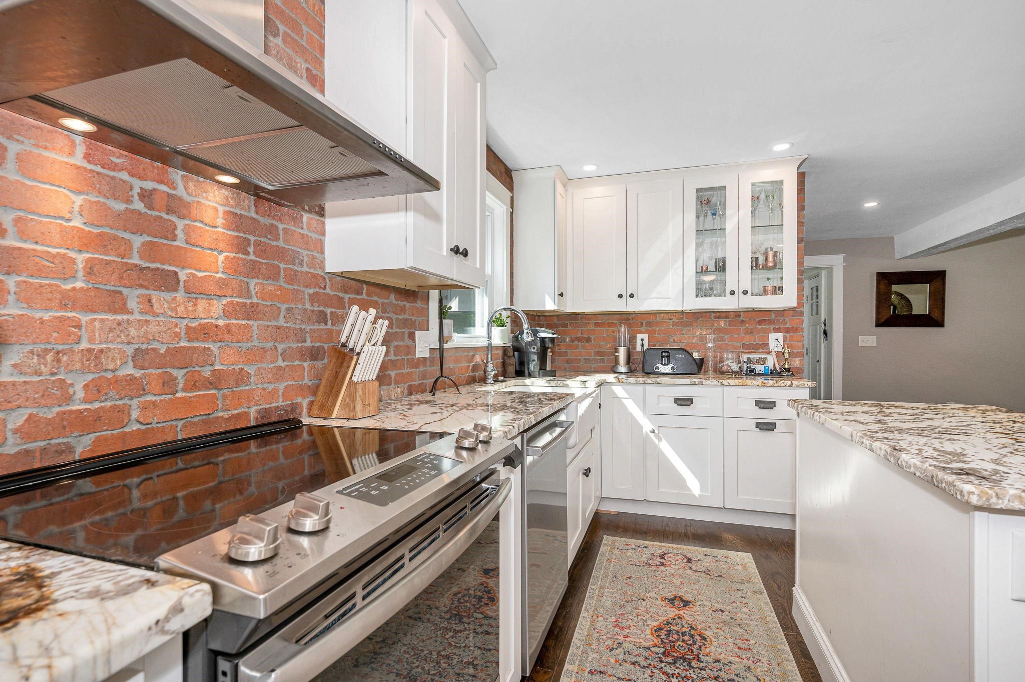 62 Robinson Road Nashua, NH 03060 - Photo 3 of 40 Gallery Image 3