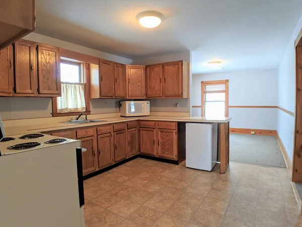 $1,400 | 62 Main Street, Unit 2, Upton, MA 01568