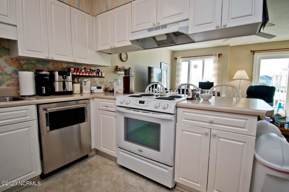 9201 Coast Guard Road, Unit B203 Emerald Isle, NC 28594 - Photo 12 of 37 kitchen