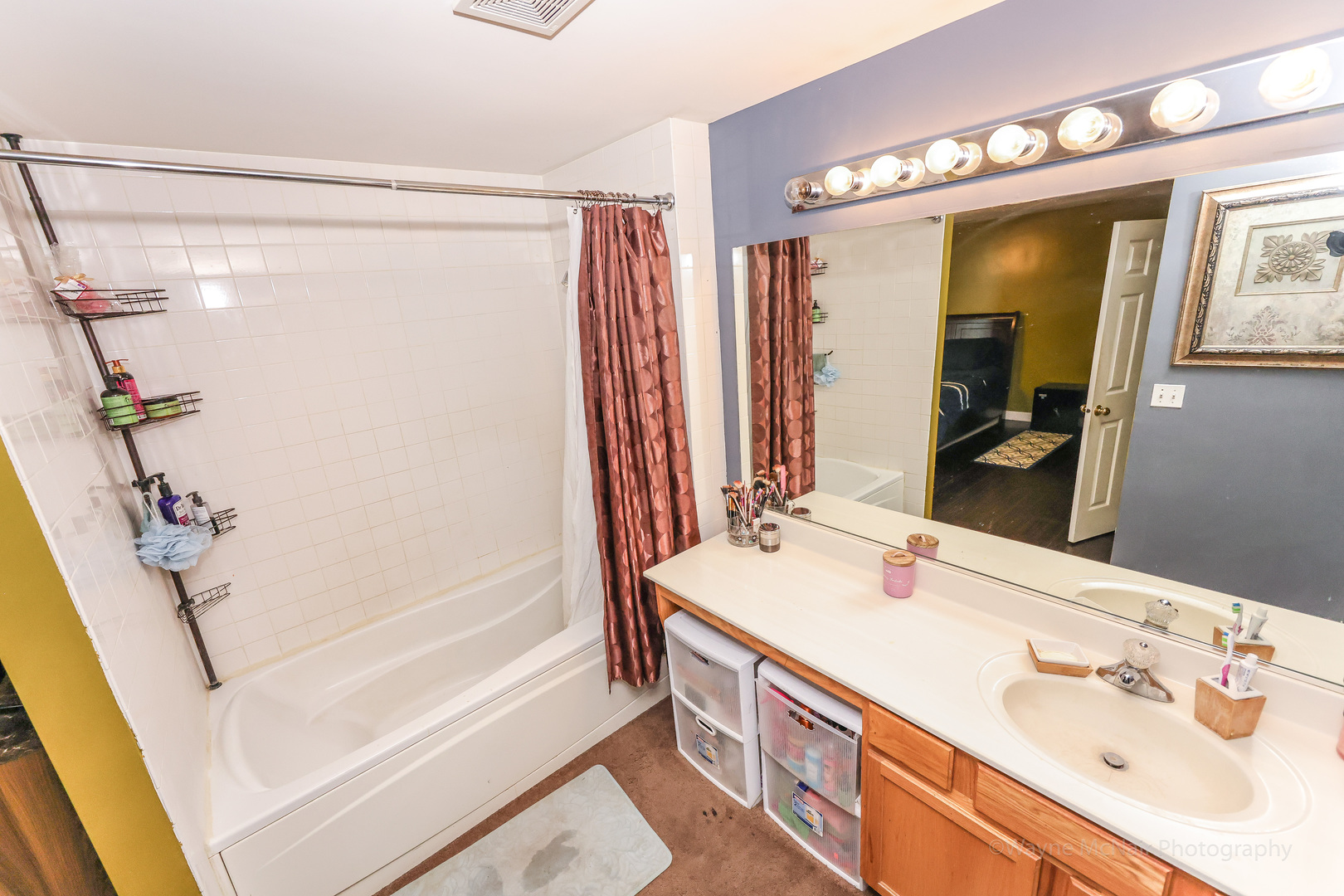 195 Key Largo Drive Romeoville, IL 60446 - Photo 21 of 34 a bathroom with a tub sink and mirror