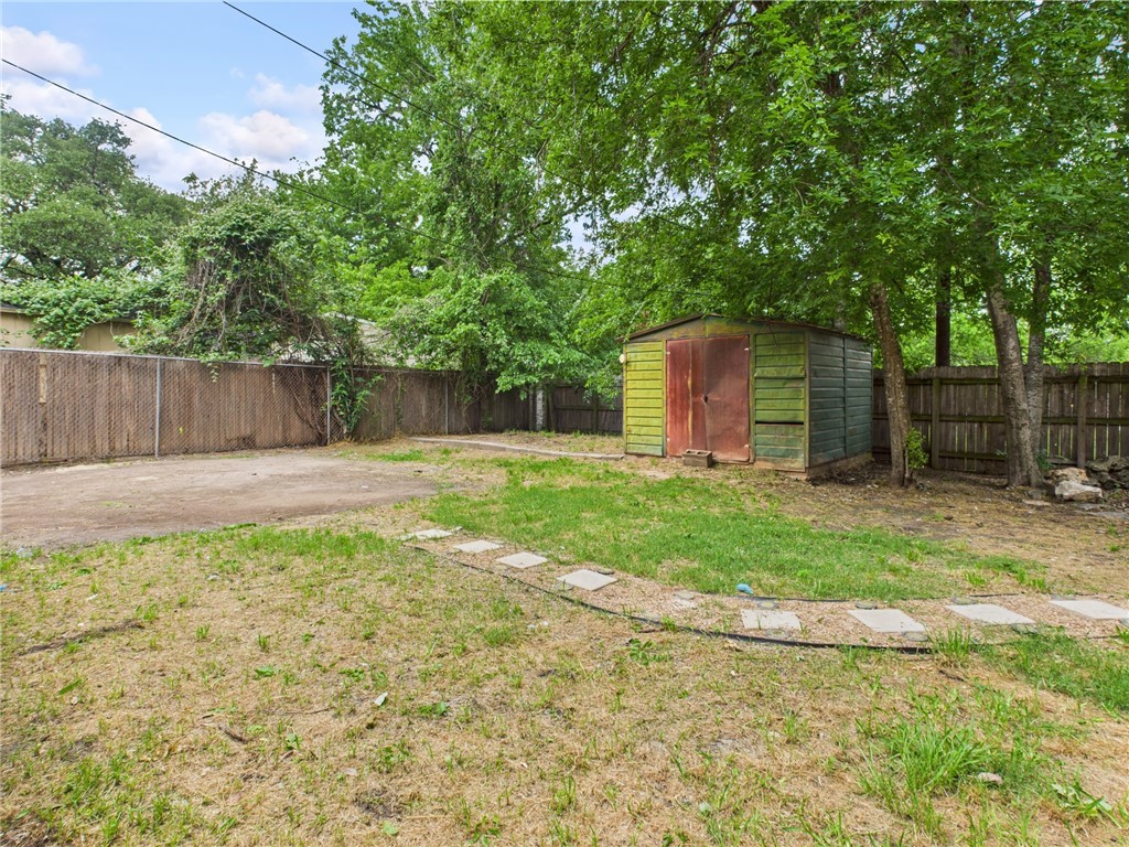 749 Meadow Lane Bryan, TX 77802 - Photo 45 of 47 a backyard of a house with plants and large tree