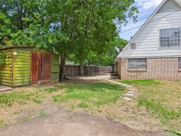 a view of a house with a backyard