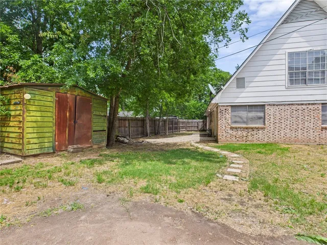 a view of a house with a backyard