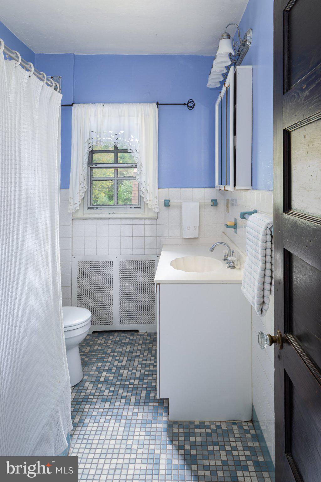 123 Penarth Road Bala Cynwyd, PA 19004 - Photo 42 of 62 2nd Floor Hallway Full Bathroom