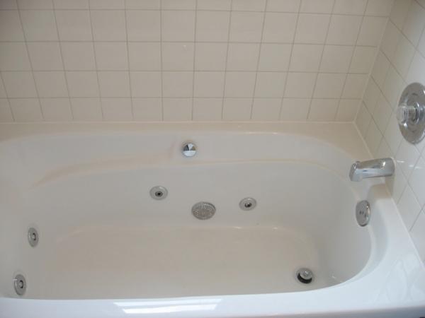 2031 Meadowbrook Road Northwest Roanoke, VA 24017 - Photo 5 of 5 a bathroom with a bathtub