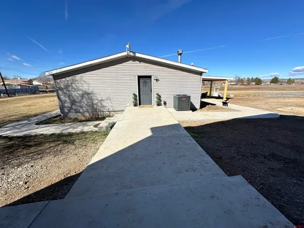 a view of a house with backyard