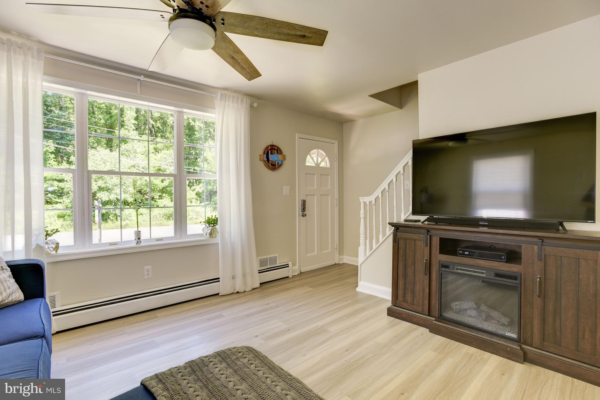 710 Sue Grove Road Essex, MD 21221 - Photo 4 of 32 Living Room