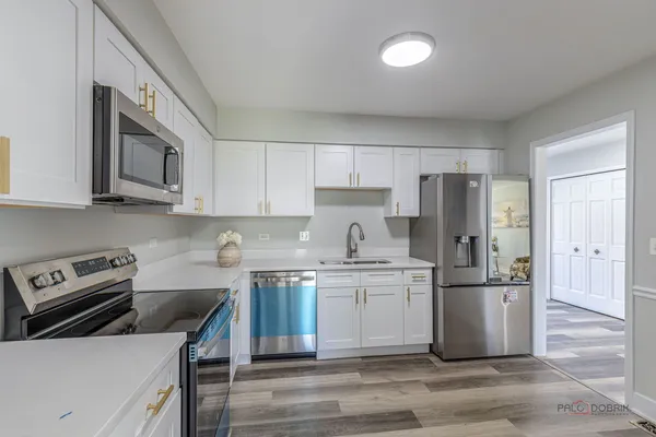 $429,000 | 851 Sutton Court, Lincolnshire, IL 60069