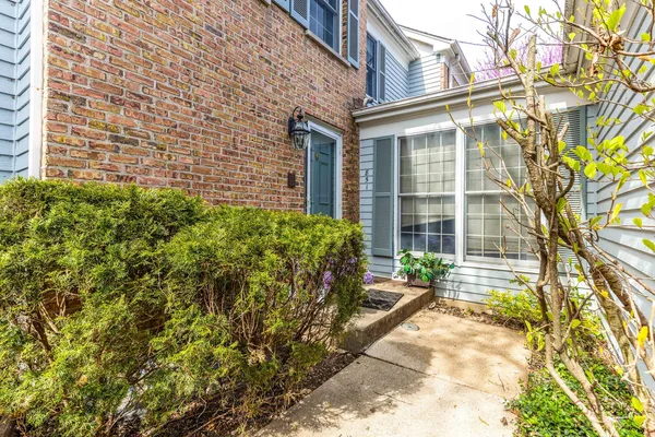 $429,000 | 851 Sutton Court, Lincolnshire, IL 60069