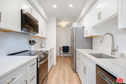 $949,000 | 809 South Bundy Drive, Unit 205, Los Angeles, CA 90049