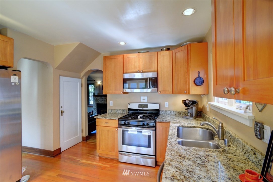 902 North 76th Street Seattle, WA 98103 - Photo 7 of 28