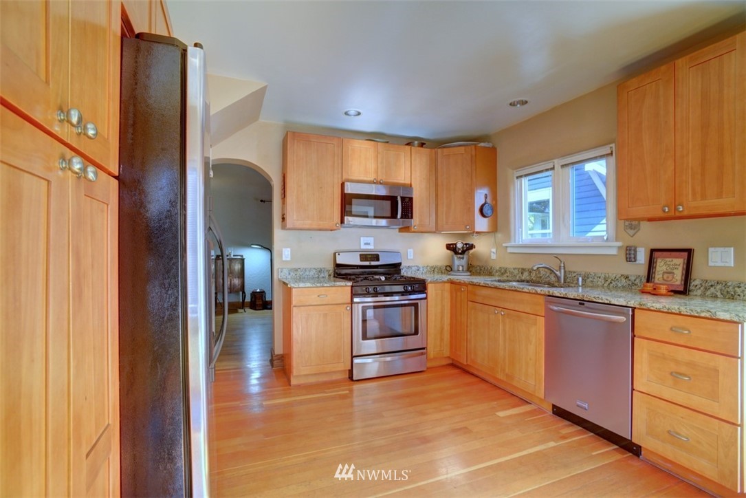 902 North 76th Street Seattle, WA 98103 - Photo 8 of 28