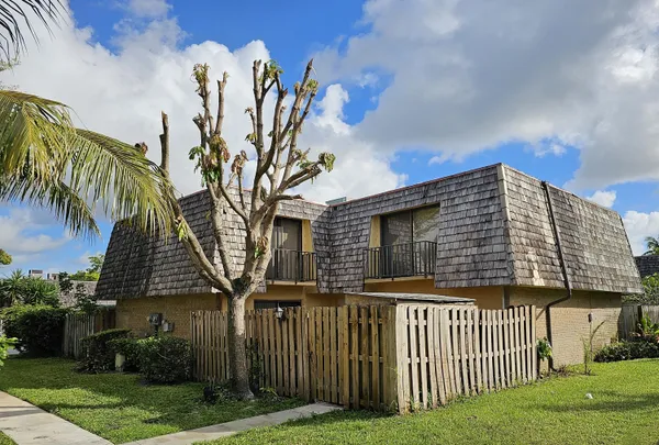 $2,200 | 262 Woodland Road, Palm Springs, FL 33461