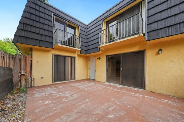 $2,200 | 262 Woodland Road, Palm Springs, FL 33461