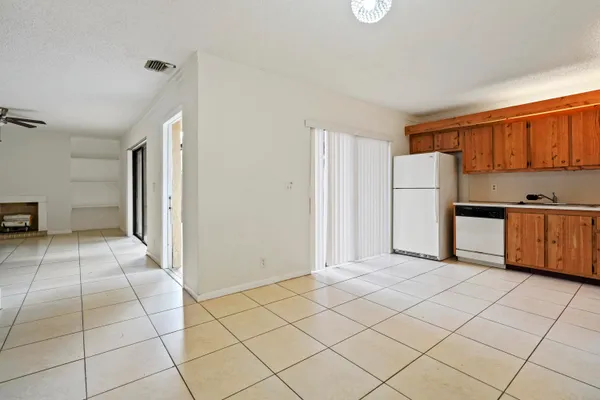 $2,200 | 262 Woodland Road, Palm Springs, FL 33461