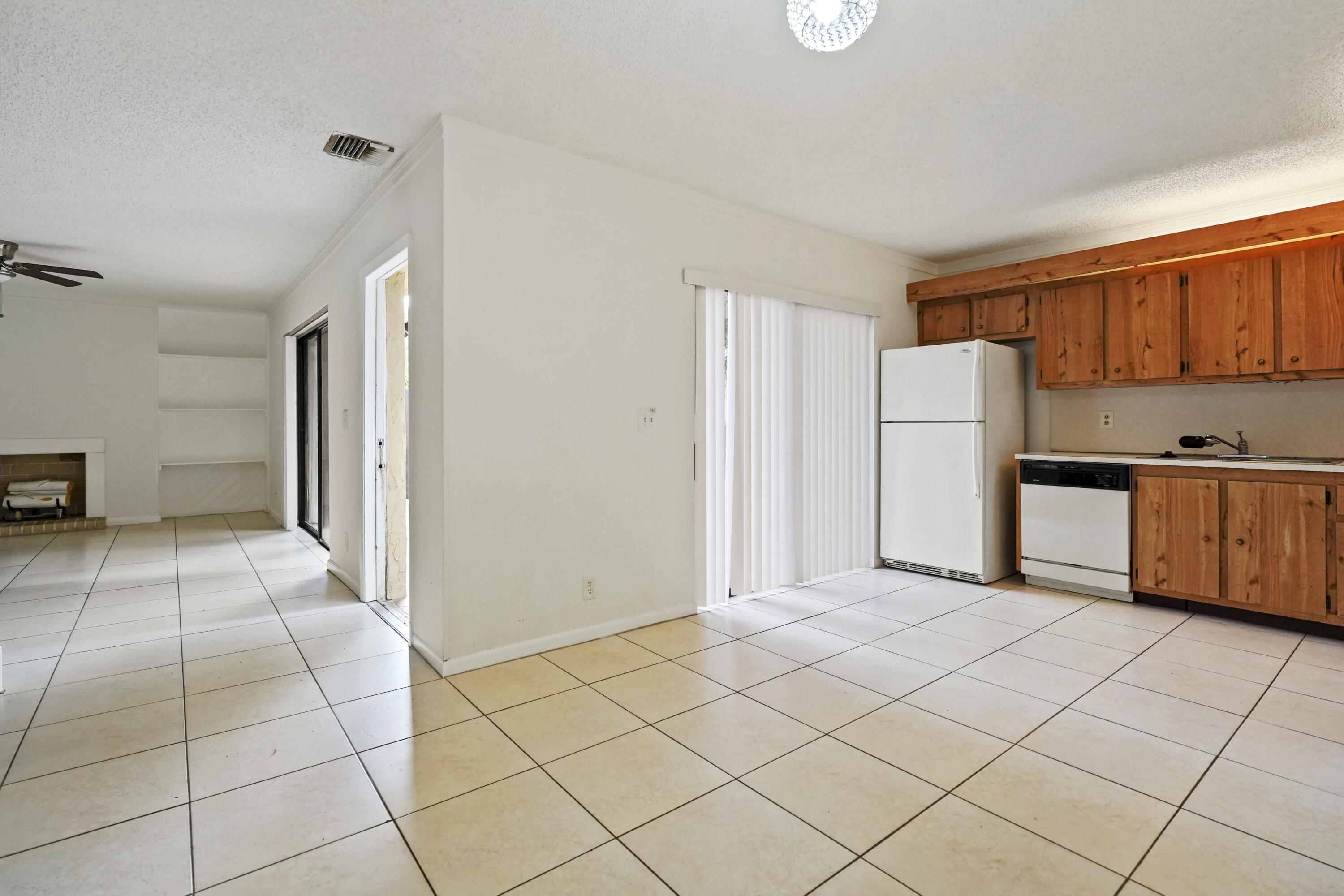 262 Woodland Road Palm Springs, FL 33461 - Photo 8 of 15 04