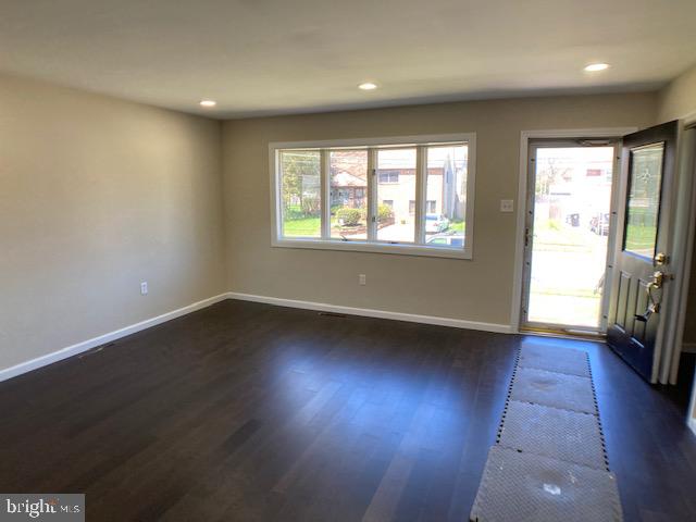 9 Rondon Avenue Berlin, NJ 08009 - Photo 6 of 36 Living room